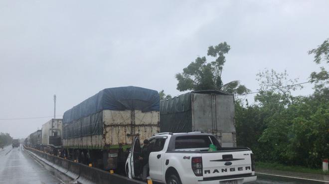 Quốc lộ 1A qua Hà Tĩnh ngập sâu, hàng trăm chiếc xe chôn chân tại chỗ-5