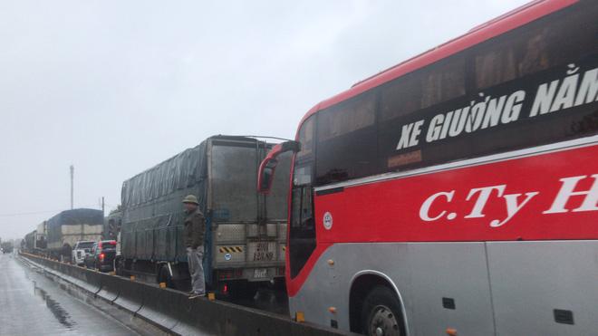 Quốc lộ 1A qua Hà Tĩnh ngập sâu, hàng trăm chiếc xe chôn chân tại chỗ-6