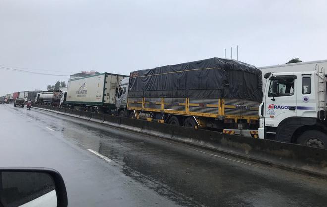 Quốc lộ 1A qua Hà Tĩnh ngập sâu, hàng trăm chiếc xe chôn chân tại chỗ-9