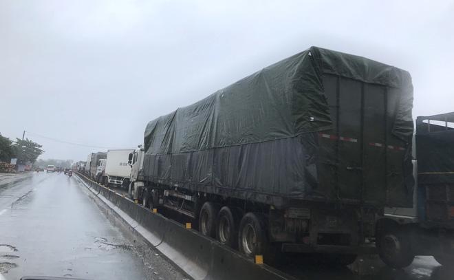 Quốc lộ 1A qua Hà Tĩnh ngập sâu, hàng trăm chiếc xe chôn chân tại chỗ-10