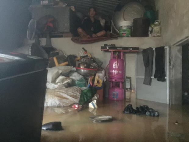 Gia đình 6 người mắc kẹt trong nhà khuất tầm nhìn, thanh niên lên mạng cầu cứu-2