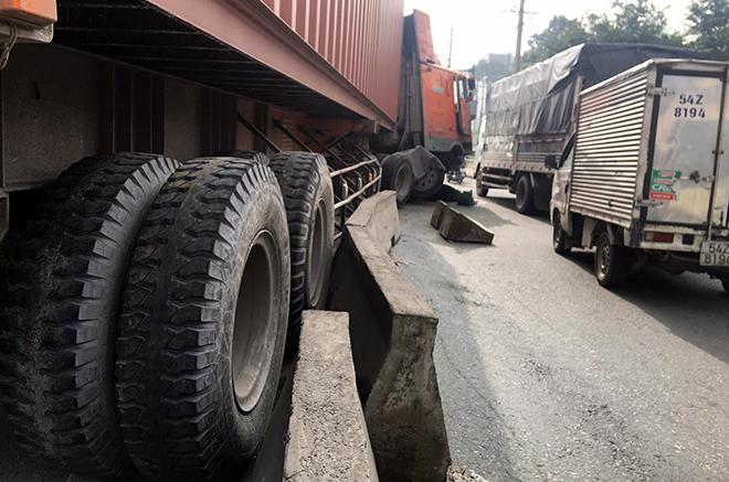 Container đâm vào dải phân cách, dầu nhớt tóe ra đường nhiều xe đi sau trượt ngã-1