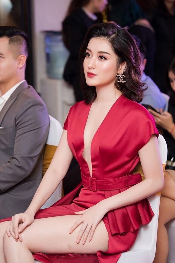 Mỹ nhân Việt vất vả che chắn vì váy xẻ cao ngút ngàn-9