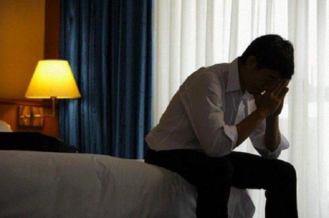 Ham vợ trẻ kém 25 tuổi, tôi rụng rời thấy món đồ ghê tởm trong tủ quần áo-1