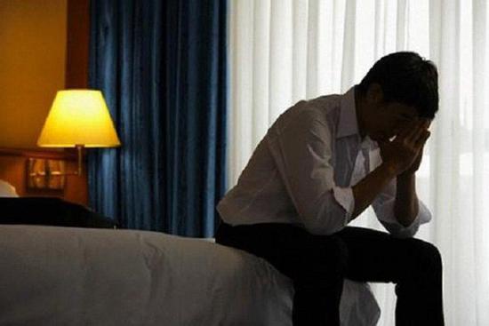 Ham vợ trẻ kém 25 tuổi, tôi rụng rời thấy món đồ ghê tởm trong tủ quần áo