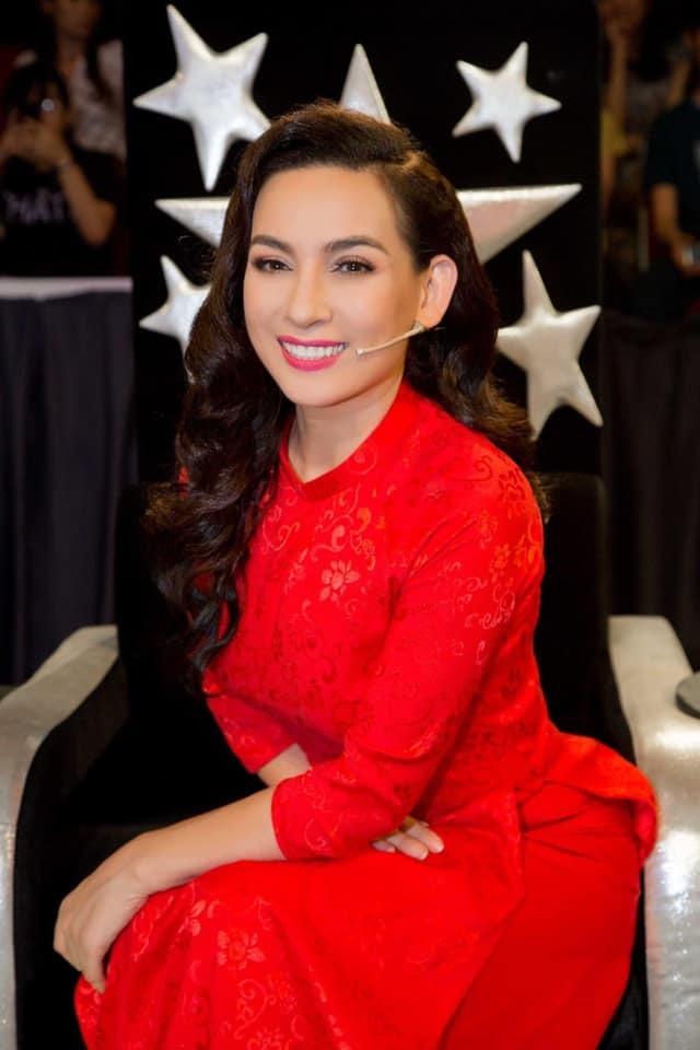 Bị chỉ trích cứu trợ lũ lụt mà cười tươi như hoa, Phi Nhung nói gì?-2