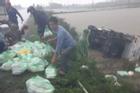 Quảng Trị: Lật xe chở cơm hộp cứu trợ đồng bào lũ lụt