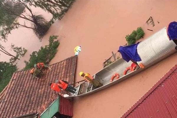 Quảng Trị: Người dân tá hỏa khi phát hiện 3 quả bom chưa nổ nổi lên sau khi nước rút-2