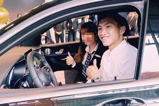 Sau Quang Hải, Đoàn Văn Hậu cũng tậu 'Mẹc' tiền tỷ cho bằng chúng bạn
