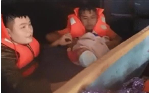 Clip: Giải cứu bé sơ sinh khóc khản cổ trong ngôi nhà lụt đến nóc ở Quảng Bình-1
