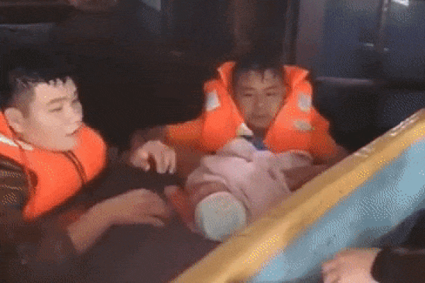 Clip: Giải cứu bé sơ sinh khóc khản cổ trong ngôi nhà lụt đến nóc ở Quảng Bình