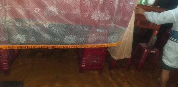 Đớn đau cảnh 2 chiếc quan tài trẻ thơ không có chỗ chôn giữa biển lũ Quảng Bình-2