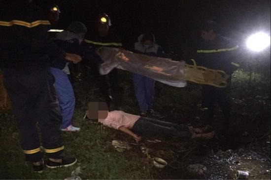 Hà Nội: Thiếu nữ nhảy cầu tự tử nhưng rơi trúng bãi bồi, bị chấn thương đốt sống lưng