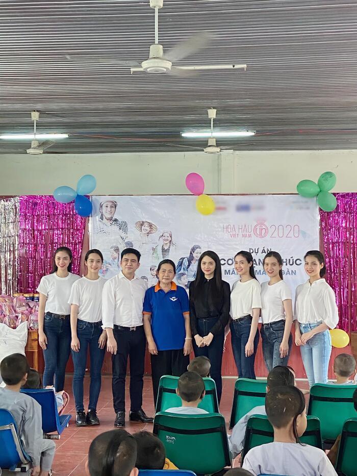 Hương Giang giản dị đi từ thiện tại mái ấm trẻ em-1