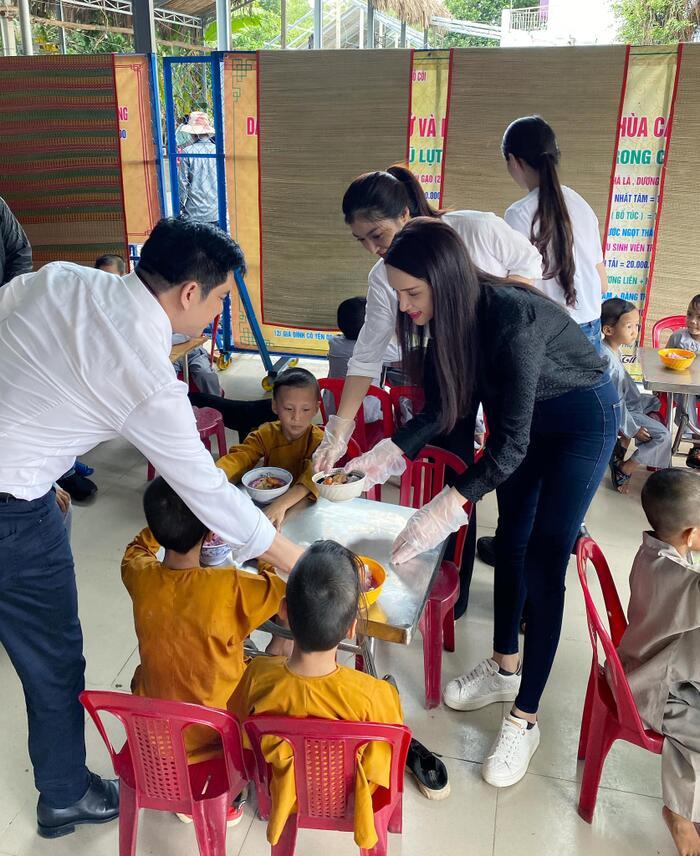 Hương Giang giản dị đi từ thiện tại mái ấm trẻ em-2