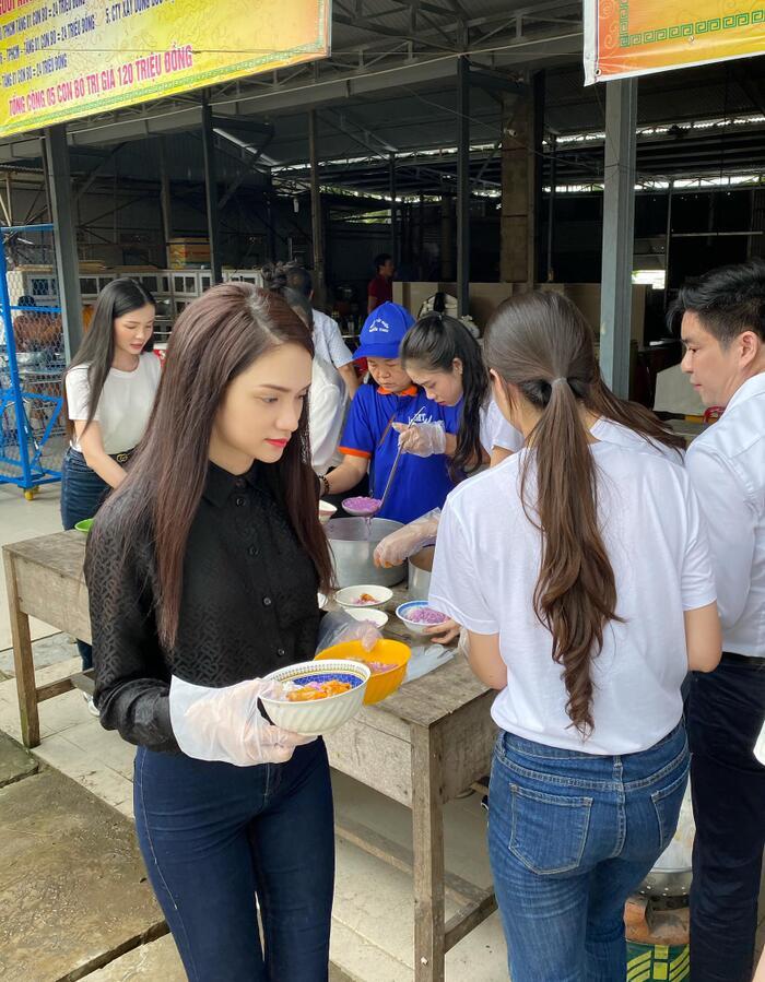 Hương Giang giản dị đi từ thiện tại mái ấm trẻ em-3