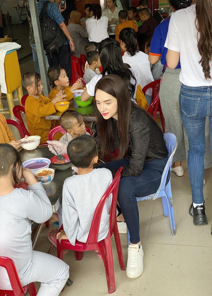 Hương Giang giản dị đi từ thiện tại mái ấm trẻ em-4
