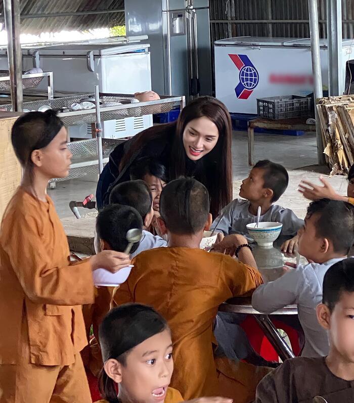 Hương Giang giản dị đi từ thiện tại mái ấm trẻ em-5
