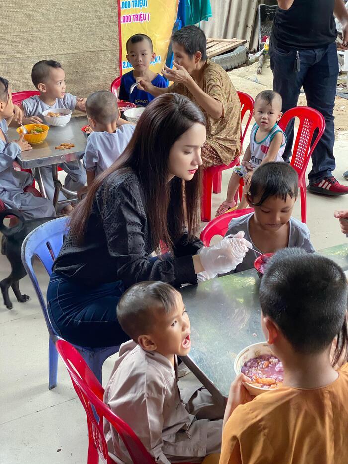 Hương Giang giản dị đi từ thiện tại mái ấm trẻ em-6