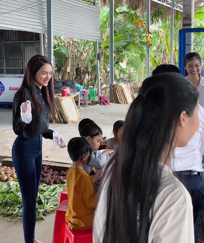 Hương Giang giản dị đi từ thiện tại mái ấm trẻ em-7