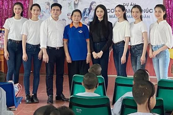 Hương Giang giản dị đi từ thiện tại mái ấm trẻ em