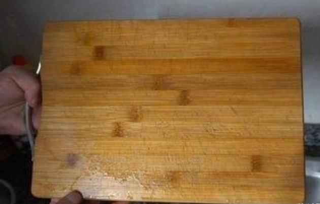 Thớt rất bẩn, không thể rửa sạch bằng nước, học cách này, thớt sạch trong 5 phút chẳng bị mốc-1