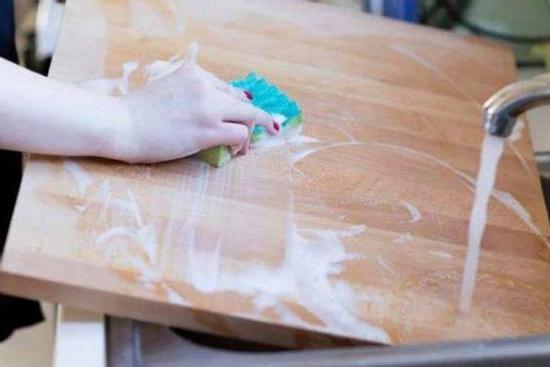 Thớt rất bẩn, không thể rửa sạch bằng nước, học cách này, thớt sạch trong 5 phút chẳng bị mốc