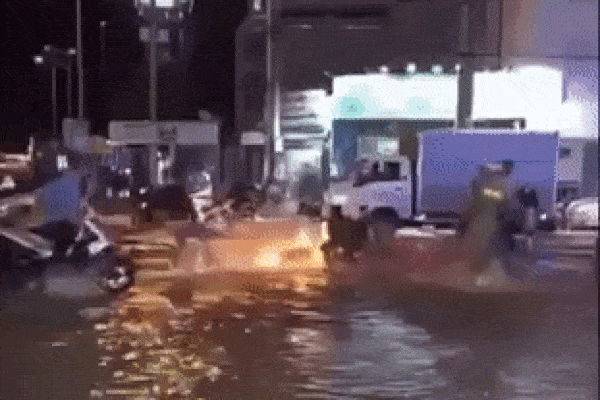 Sáng sớm, cháy lớn tại chung cư HH Linh Đàm, hàng nghìn người sợ hãi tháo chạy tán loạn-11