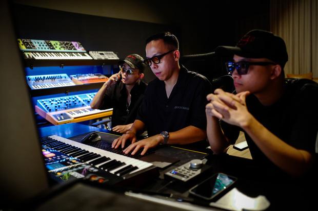 Tóc Tiên dỗi hờn khi Touliver bị Rap Việt hành cho... bận sấp mặt-1