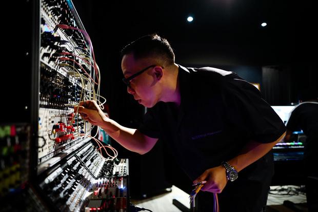 Tóc Tiên dỗi hờn khi Touliver bị Rap Việt hành cho... bận sấp mặt-2