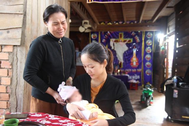 Vừa đón được thi thể chồng từ Rào Trăng 3, góa phụ xấu số lại bị lừa 100 triệu-1