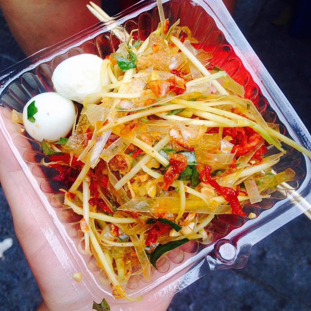 Bánh tráng trộn trong xô nhìn thôi đã thích, ăn chắc phải ngon lắm!-1