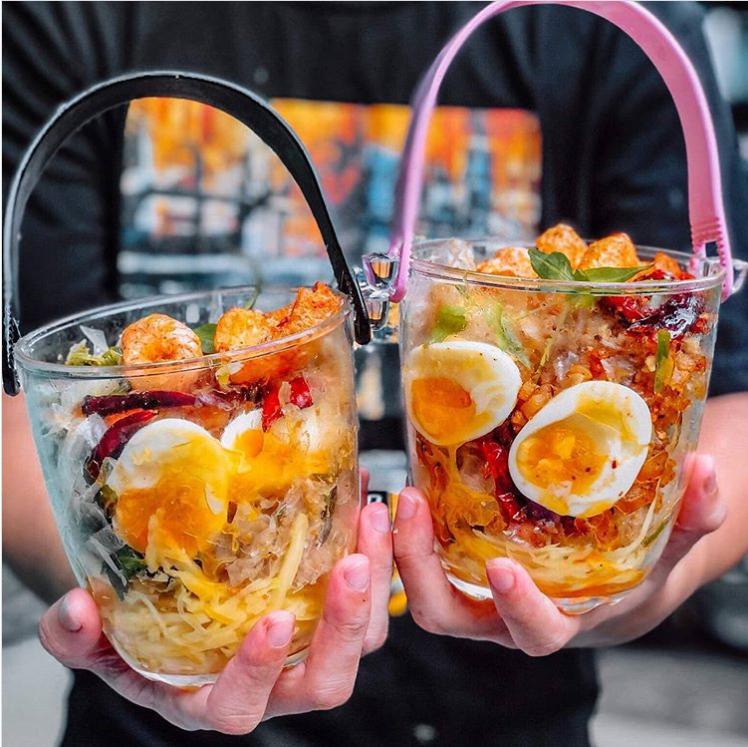 Bánh tráng trộn trong xô nhìn thôi đã thích, ăn chắc phải ngon lắm!-2