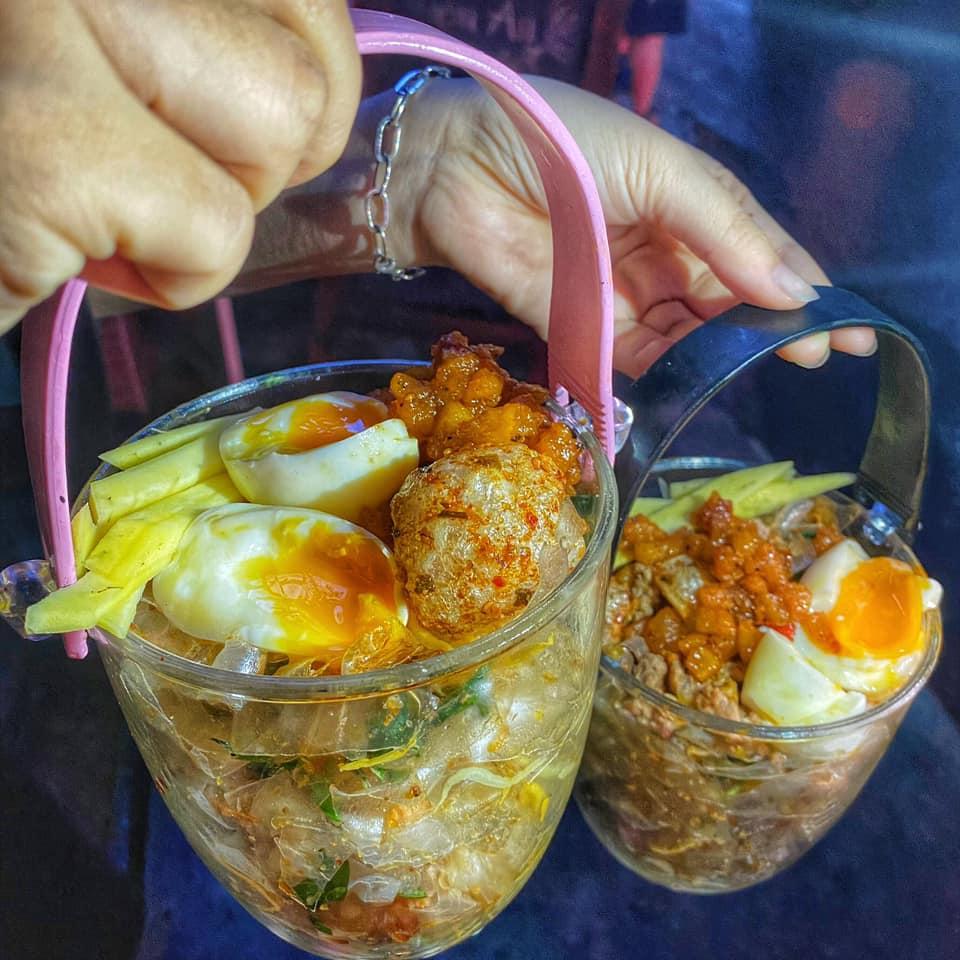 Bánh tráng trộn trong xô nhìn thôi đã thích, ăn chắc phải ngon lắm!-5