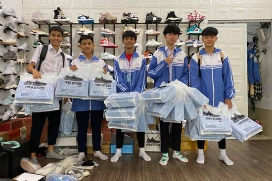Lớp học chịu chơi nhất 20/10: Con trai chi số tiền khủng mua 25 đôi giày hiệu tặng các bạn nữ