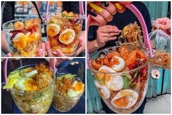 Bánh tráng trộn trong xô nhìn thôi đã thích, ăn chắc phải ngon lắm!