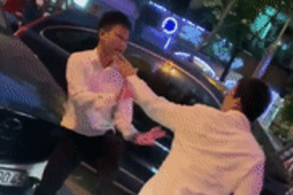 Clip: Va chạm giao thông, tài xế lao xuống đánh nhau ùn tắc nguyên khu phố