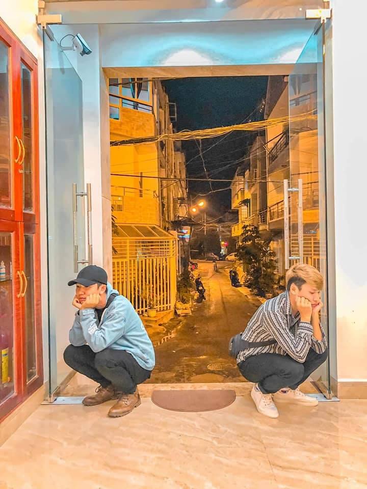 Bị hội bạn bùng kèo, 2 chàng trai cay cú quyết đi Đà Lạt cùng nhau làm bộ ảnh hài hước để trả thù-2