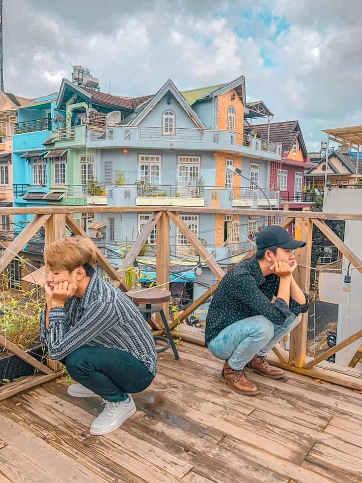 Bị hội bạn bùng kèo, 2 chàng trai cay cú quyết đi Đà Lạt cùng nhau làm bộ ảnh hài hước để trả thù-6