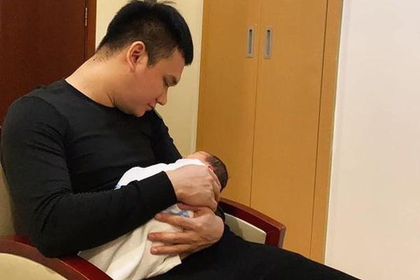 Vợ chồng Khắc Việt khóc khi thấy mặt con mới sinh-3