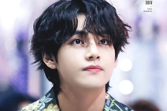 V BTS vẫn sừng sững tại Trung dù BTS đang dính bão tẩy chay