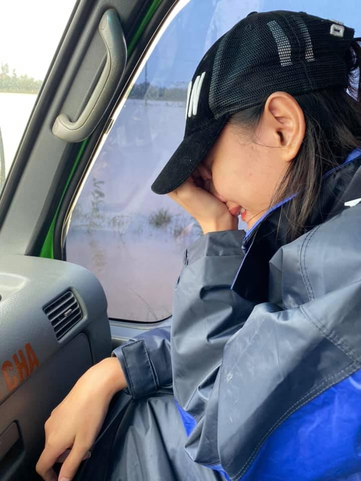 Đoàn cứu trợ của người mẫu Lê Thúy bị nhận xét từ thiện xảo trá-4