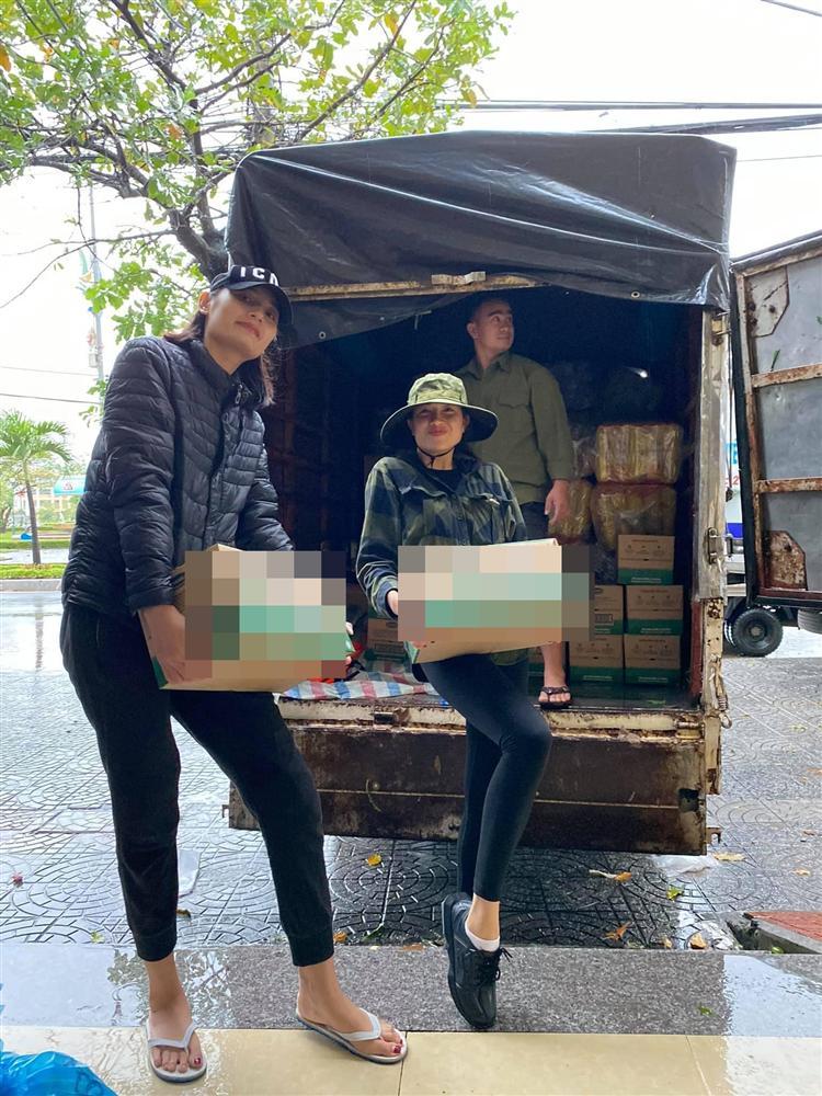 Đoàn cứu trợ của người mẫu Lê Thúy bị nhận xét từ thiện xảo trá-2