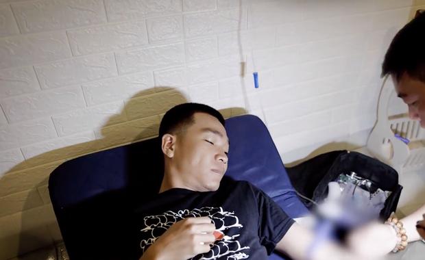 Thần hài Wowy: Xăm toàn thân chẳng sợ nhưng yếu đuối vô cùng trước kim truyền nước biển-2