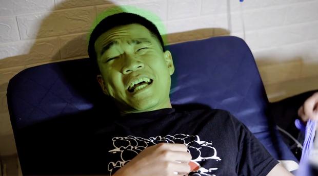 Thần hài Wowy: Xăm toàn thân chẳng sợ nhưng yếu đuối vô cùng trước kim truyền nước biển-5