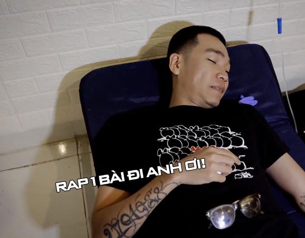 Thần hài Wowy: Xăm toàn thân chẳng sợ nhưng yếu đuối vô cùng trước kim truyền nước biển-6