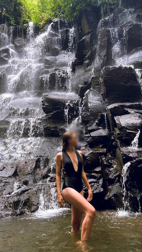 Mẫu Tây cặp kè soái ca Người Ấy Là Ai sang chảnh dù không cần khoe da thịt-5