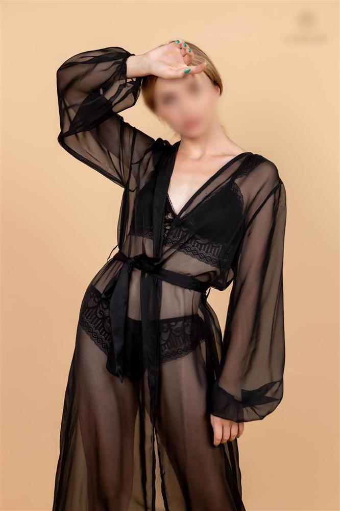 Mẫu Tây cặp kè soái ca Người Ấy Là Ai sang chảnh dù không cần khoe da thịt-9