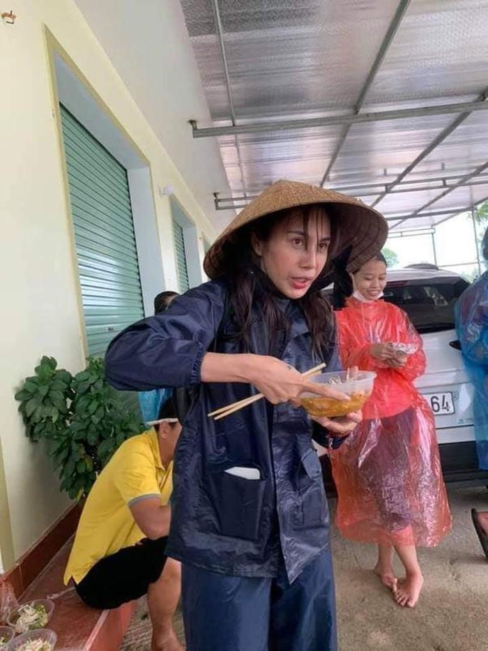 Xót xa đôi tay nhăn nheo như bà cụ, chân lội nước ghẻ lở của Thủy Tiên-4