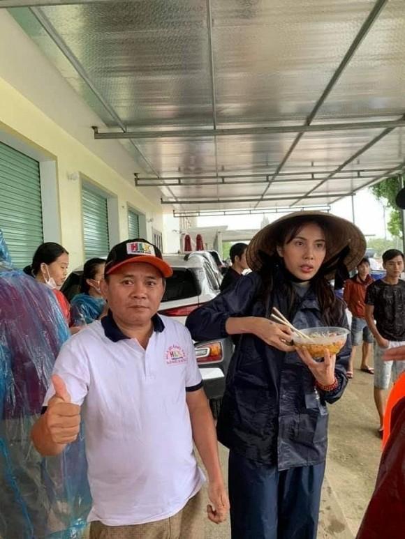 Xót xa đôi tay nhăn nheo như bà cụ, chân lội nước ghẻ lở của Thủy Tiên-5